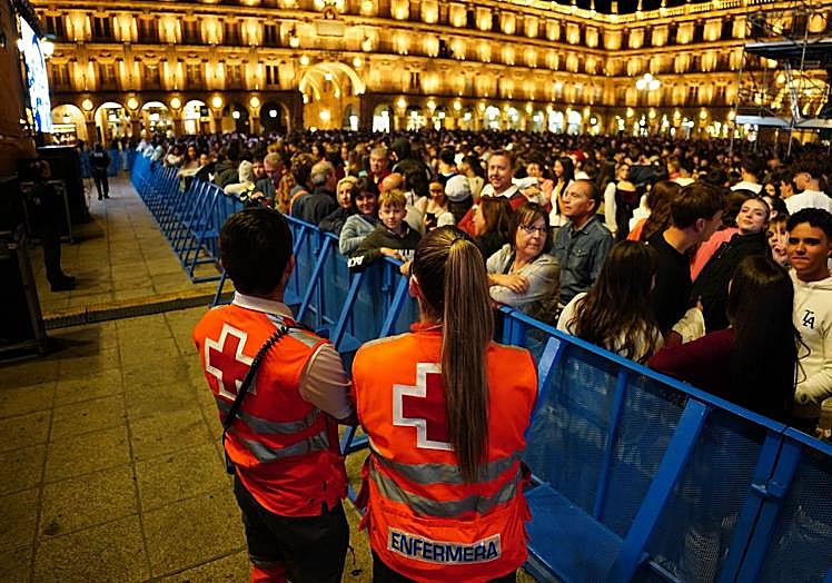 Equipo de Cruz Roja en la Plaza Mayor.