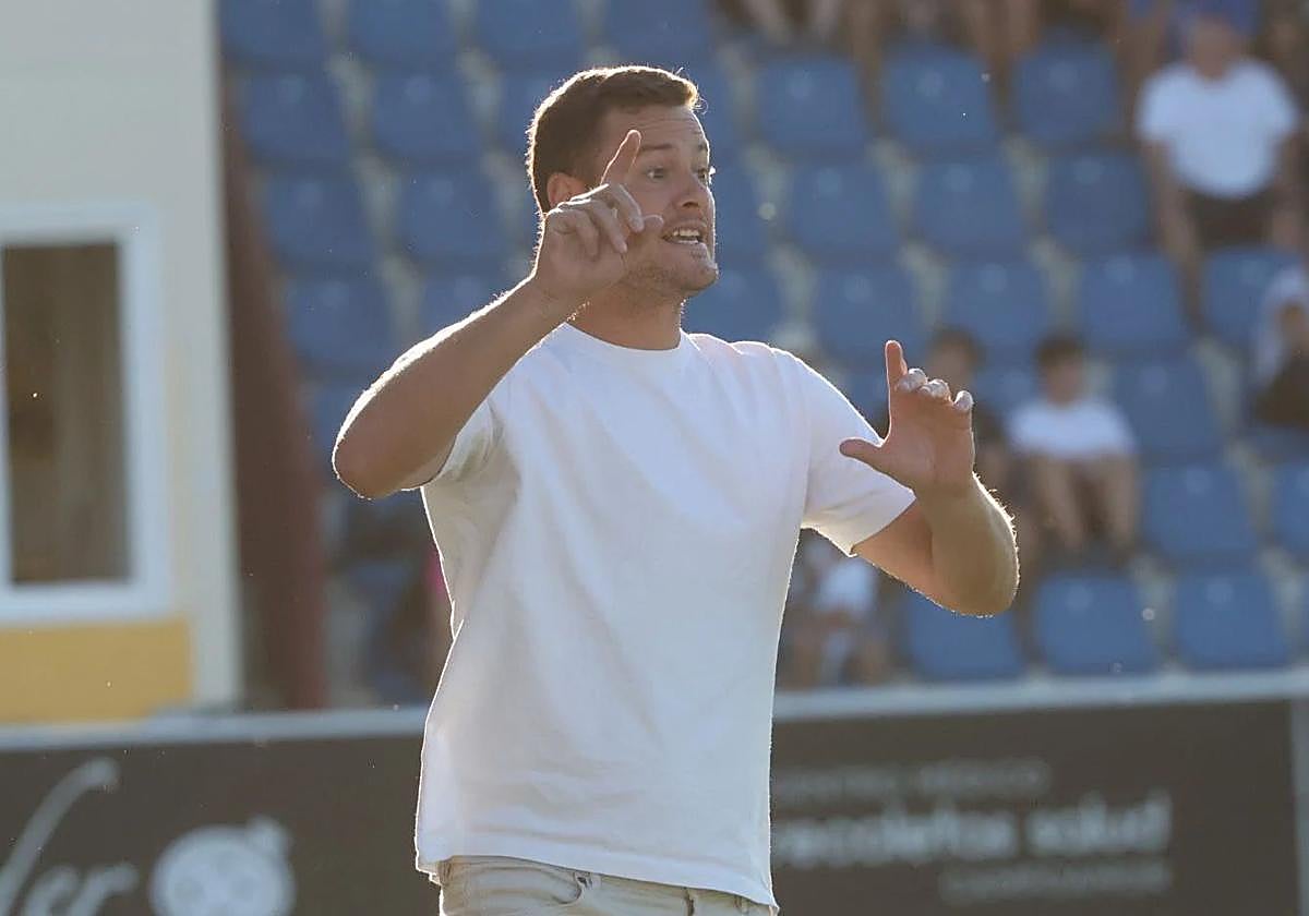 Oriol Riera, durante un partido de Unionistas.