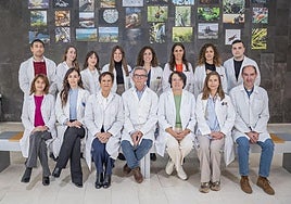 José Juan García Marín, en el centro de la imagen, con los miembros del Grupo de investigación HEVEPHARM de la Universidad de Salamanca.