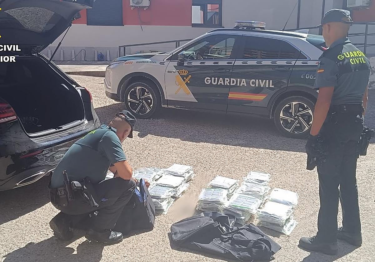 Detenido un varón de 27 años con 76 kilos de hachís en Navacarros