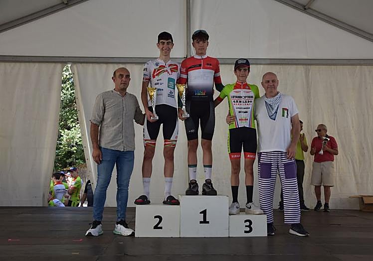 Eneko Ruedas, en lo más alto del podio.