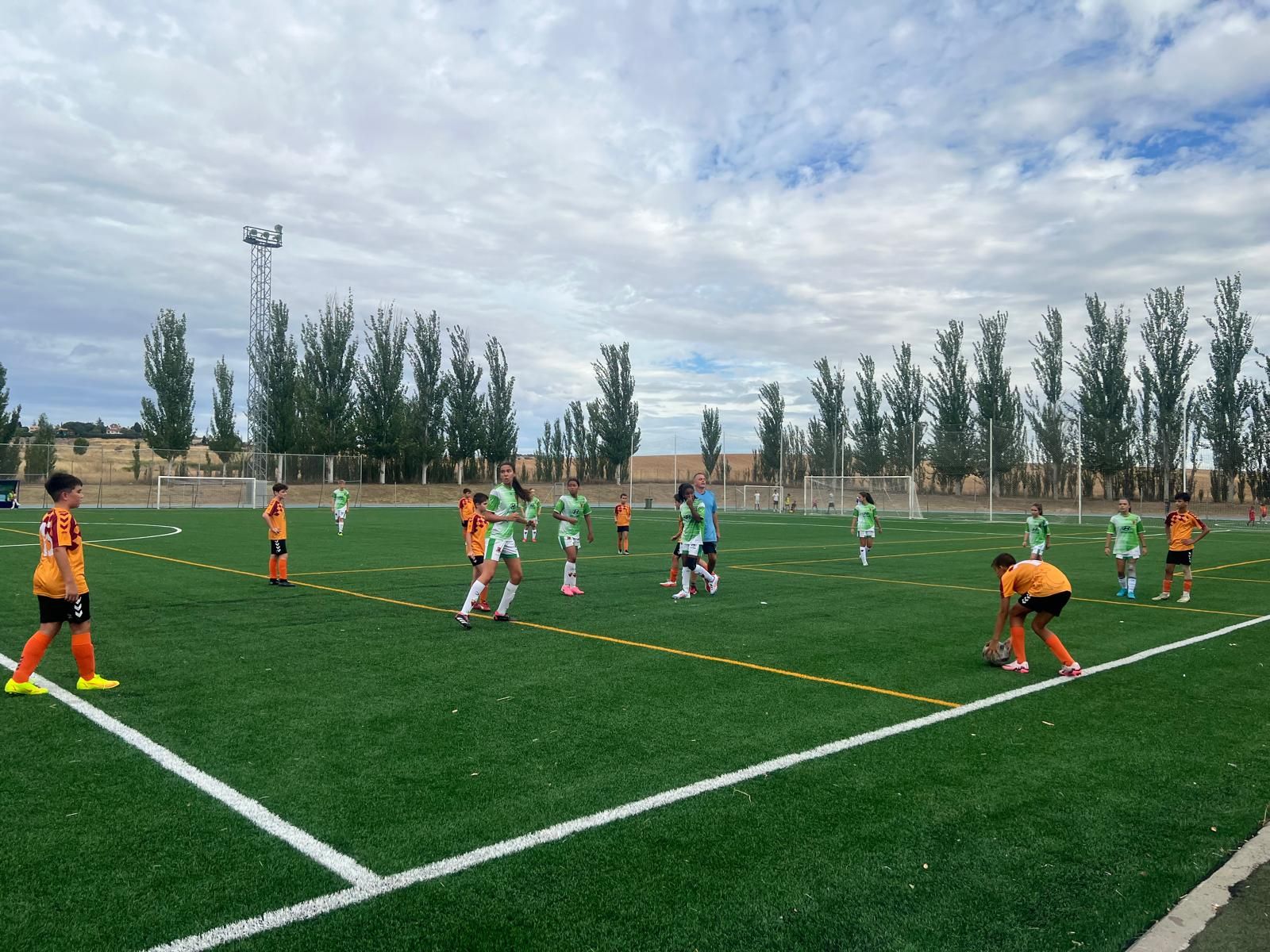 Jn partido de fútbol en las instalaciones municipales de Carbajosa.