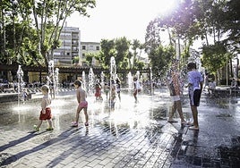 Foto de archivo de niños refrescándose en La Alamedilla