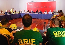 Reunión de bomberos forestales con el PSOE.
