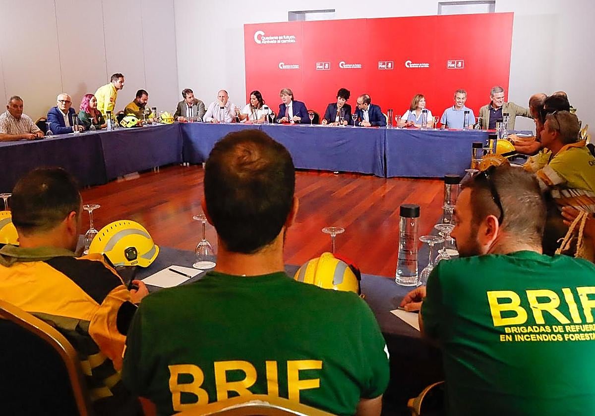 Reunión de bomberos forestales con el PSOE.