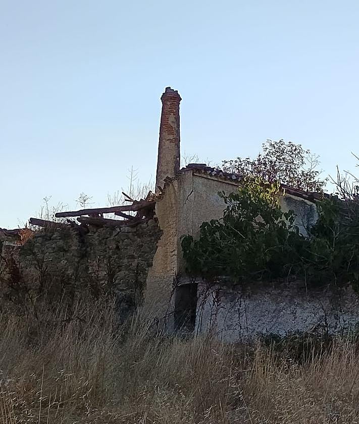Imagen secundaria 2 - El molino de gruesos muros de piedra en un pueblo de Salamanca que amenaza ruina tras un siglo