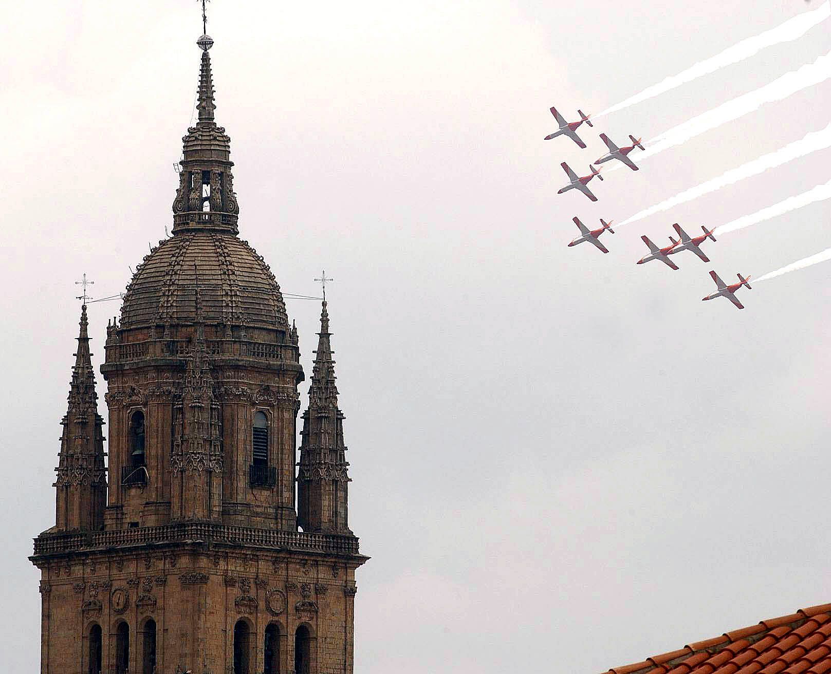 Aviones de exhibición de Matacán sobre la capital.
