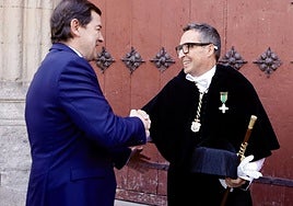 Mañueco y Corchado se saludan a las puertas del paraninfo.