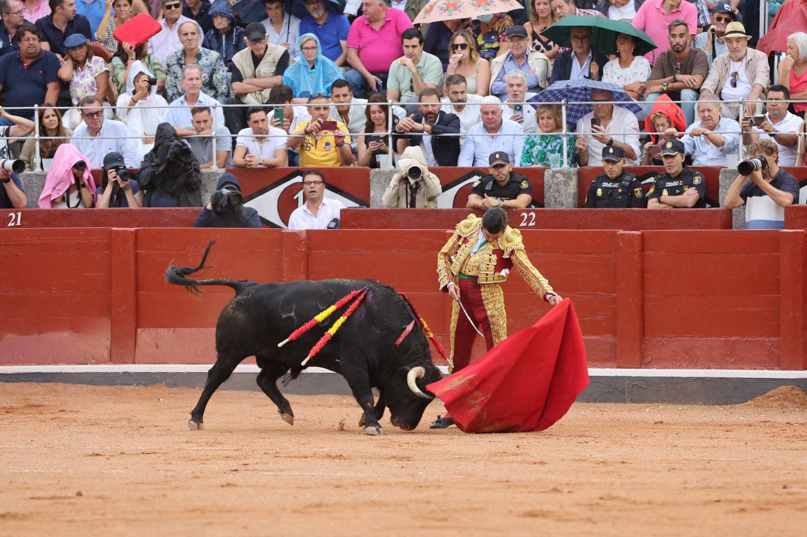Los toreros salmantinos salen a hombros en un día gris de Morante