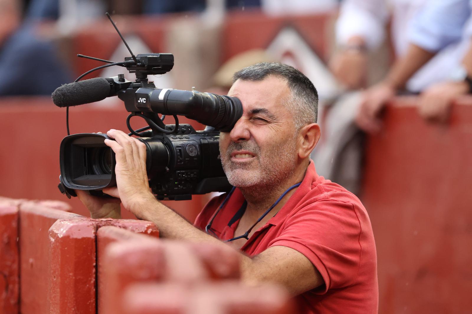 Los toreros salmantinos salen a hombros en un día gris de Morante
