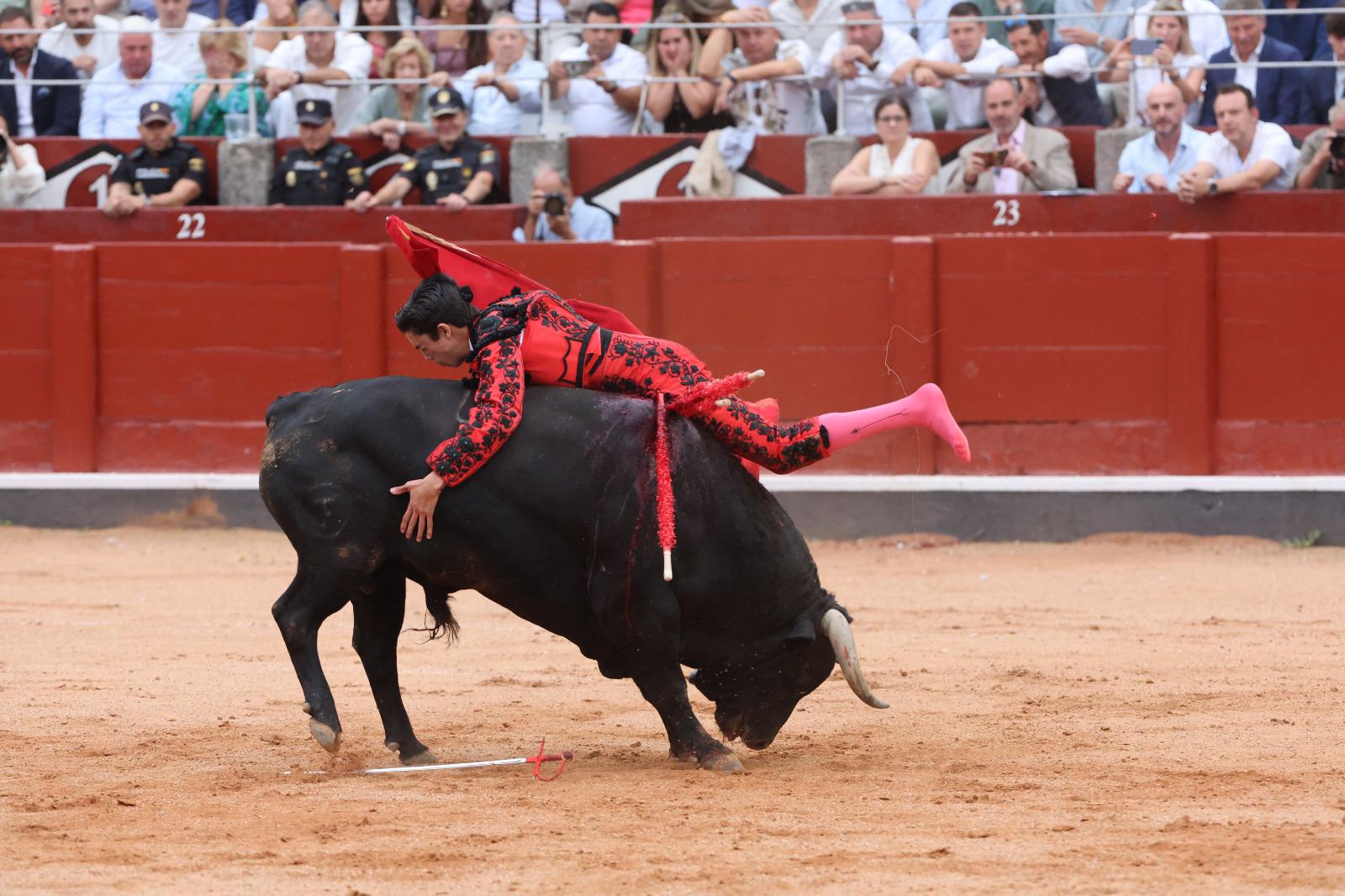 Los toreros salmantinos salen a hombros en un día gris de Morante