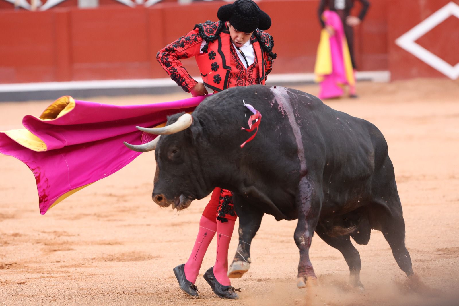 Los toreros salmantinos salen a hombros en un día gris de Morante