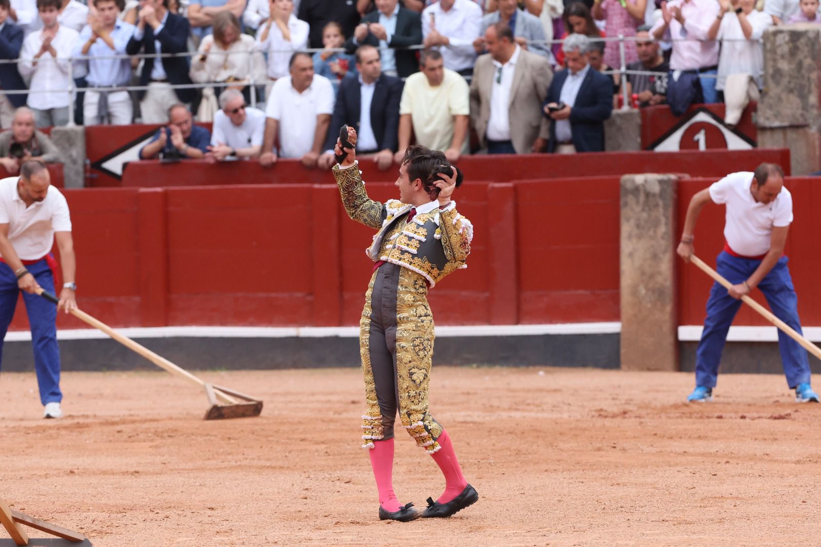 Los toreros salmantinos salen a hombros en un día gris de Morante