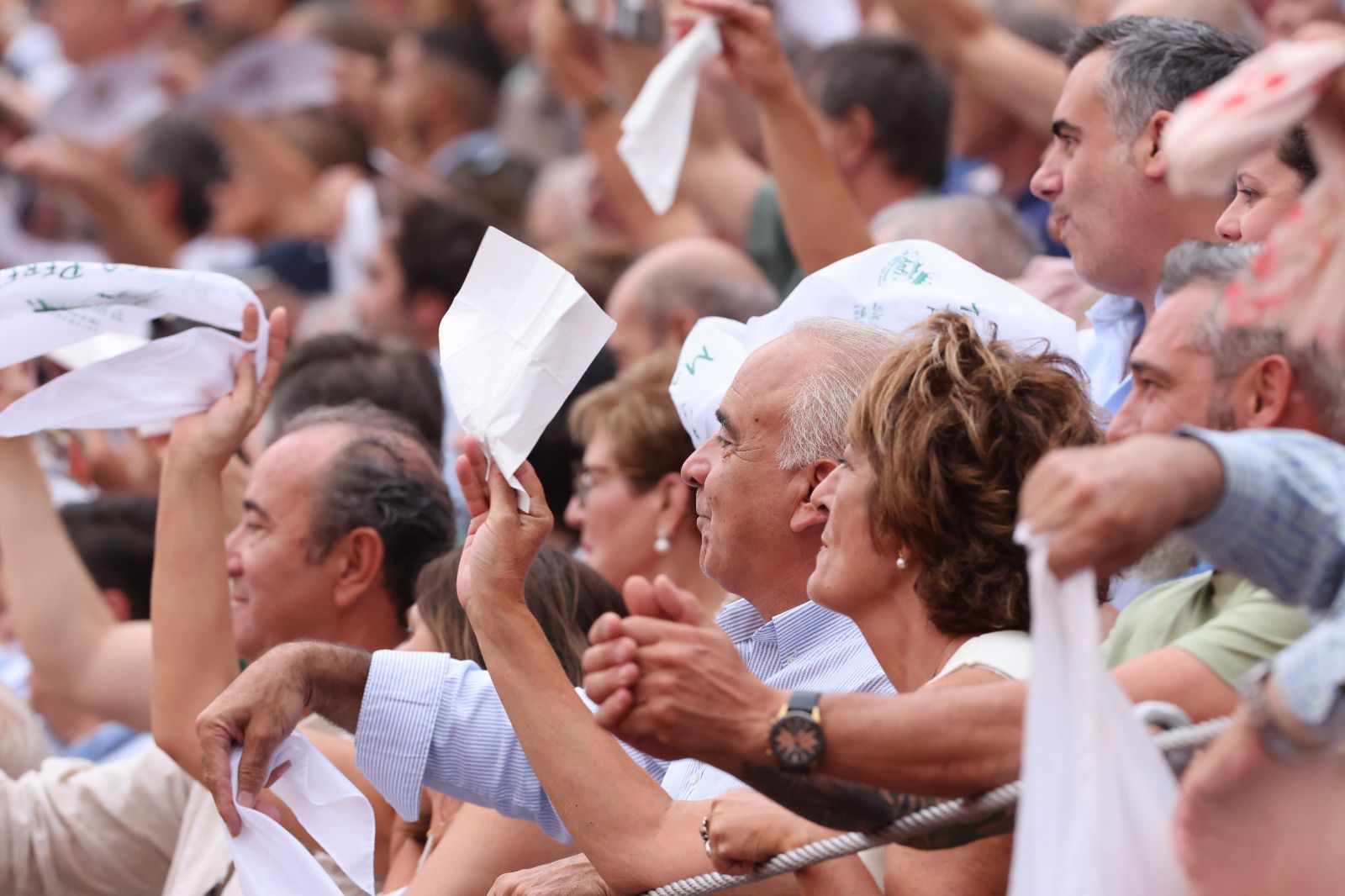 Los toreros salmantinos salen a hombros en un día gris de Morante