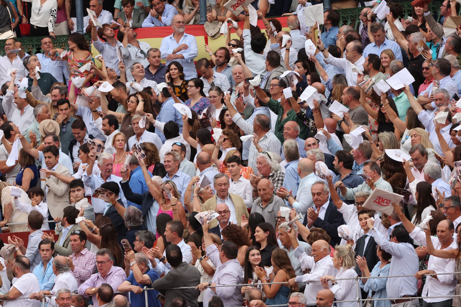 Los toreros salmantinos salen a hombros en un día gris de Morante