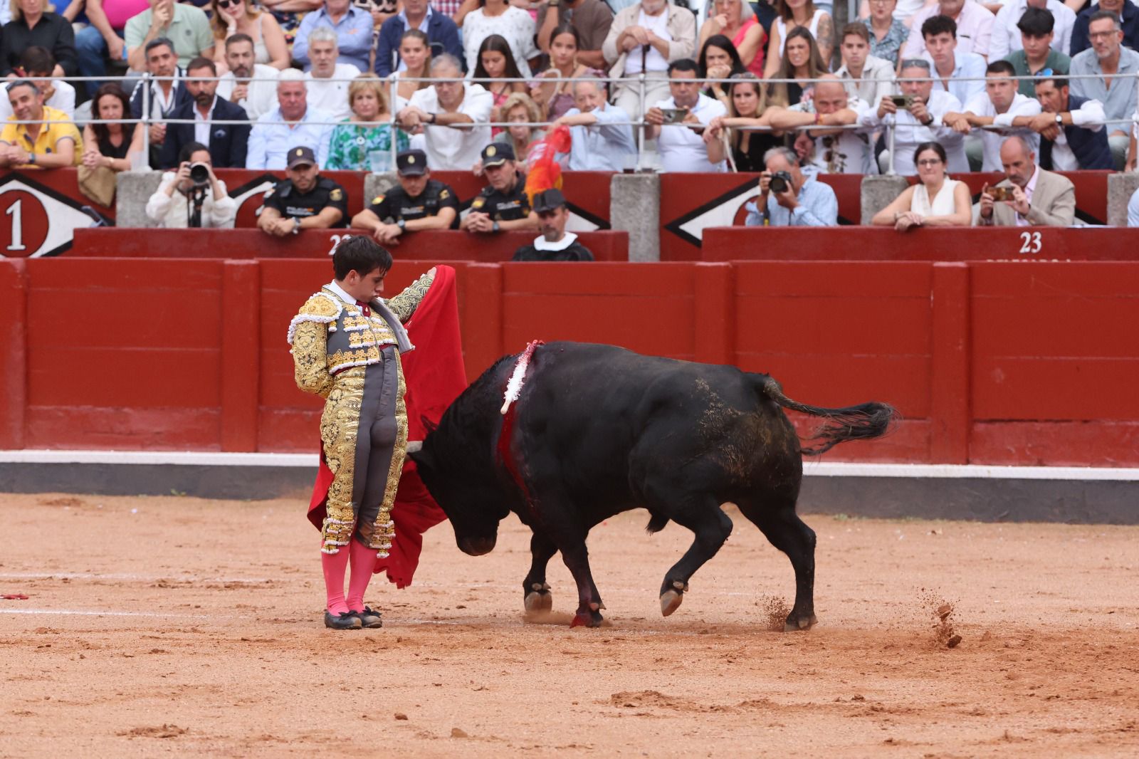 Los toreros salmantinos salen a hombros en un día gris de Morante