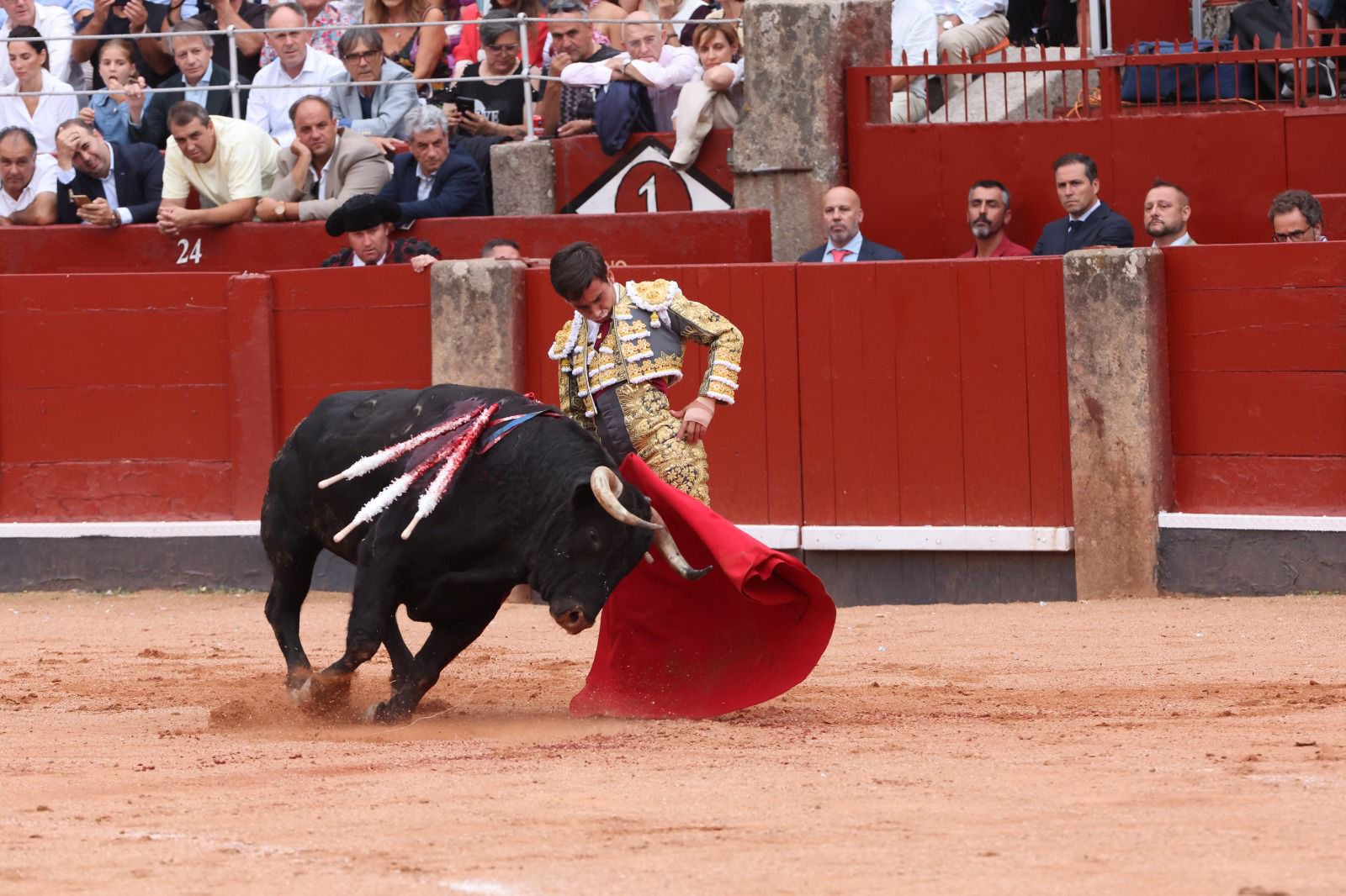 Los toreros salmantinos salen a hombros en un día gris de Morante