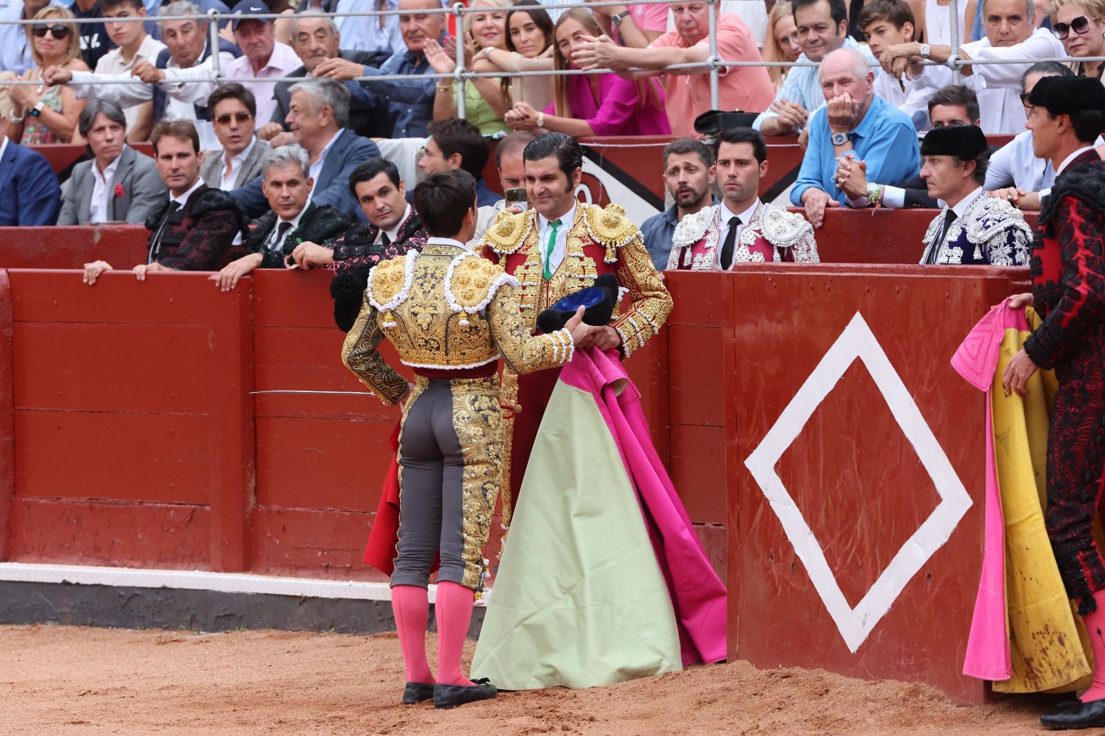 Los toreros salmantinos salen a hombros en un día gris de Morante