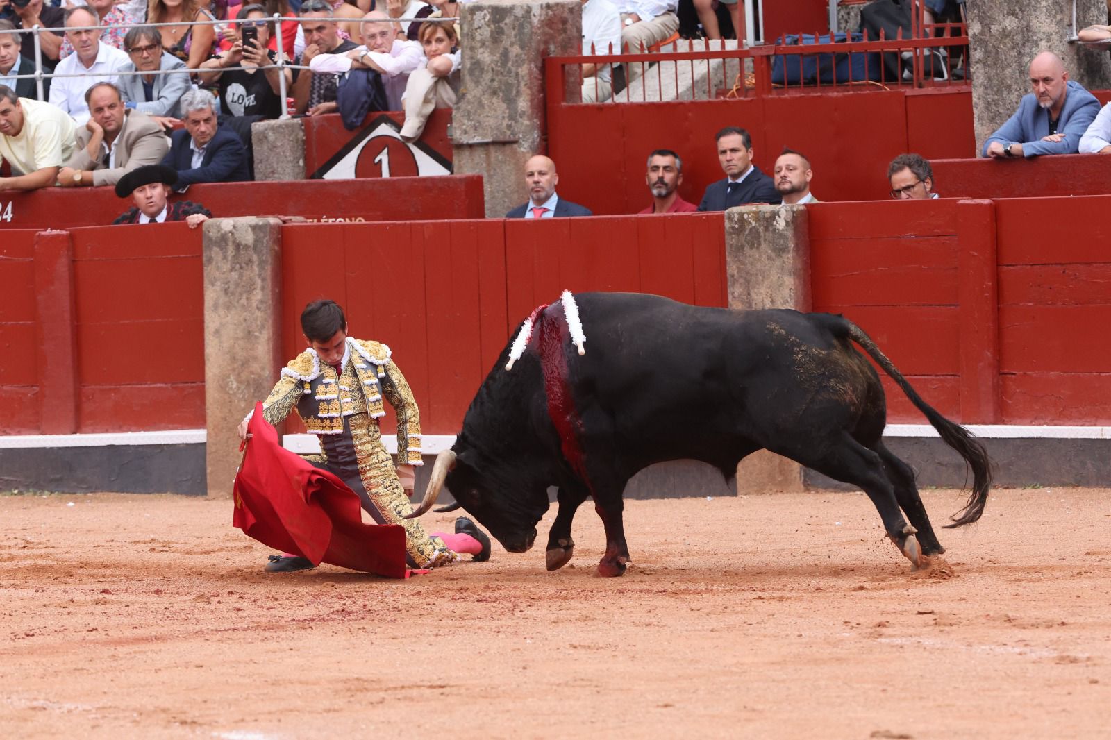 Los toreros salmantinos salen a hombros en un día gris de Morante