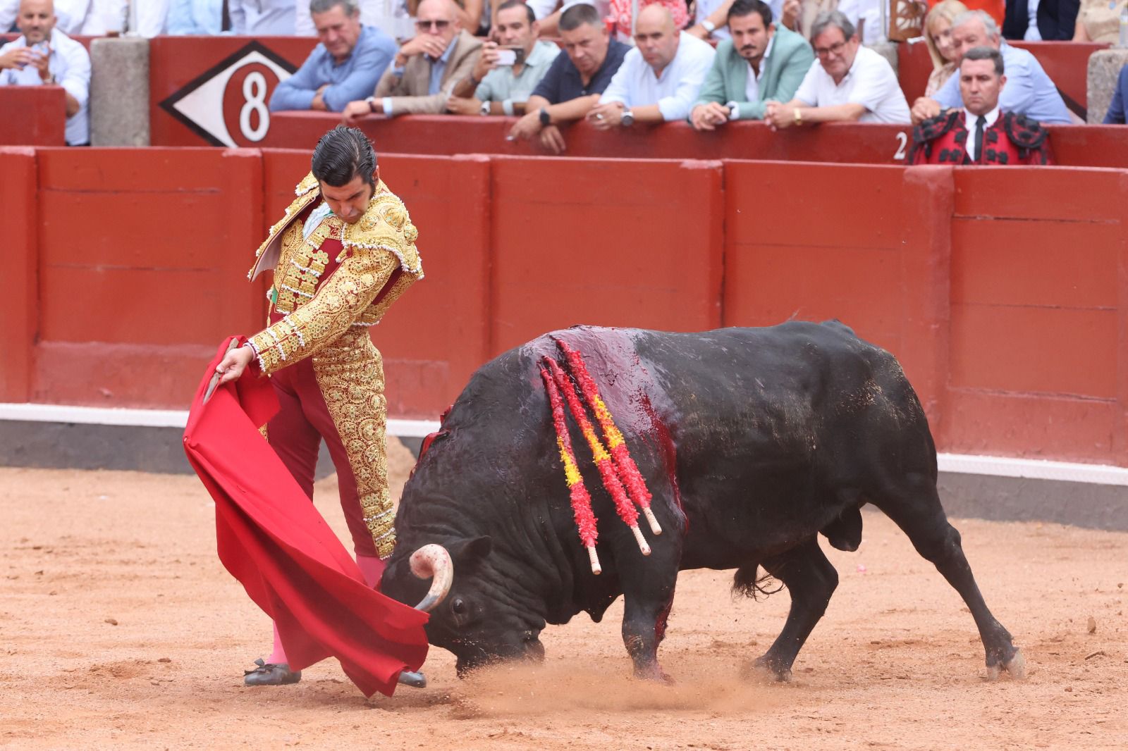 Los toreros salmantinos salen a hombros en un día gris de Morante