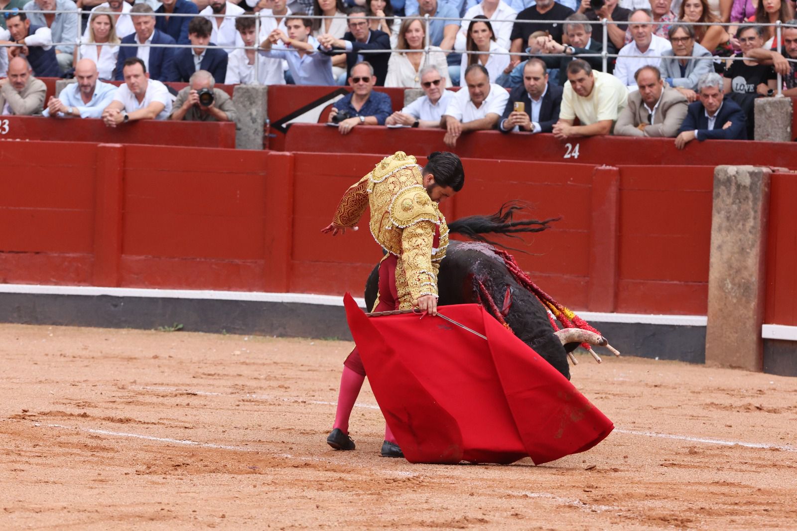 Los toreros salmantinos salen a hombros en un día gris de Morante