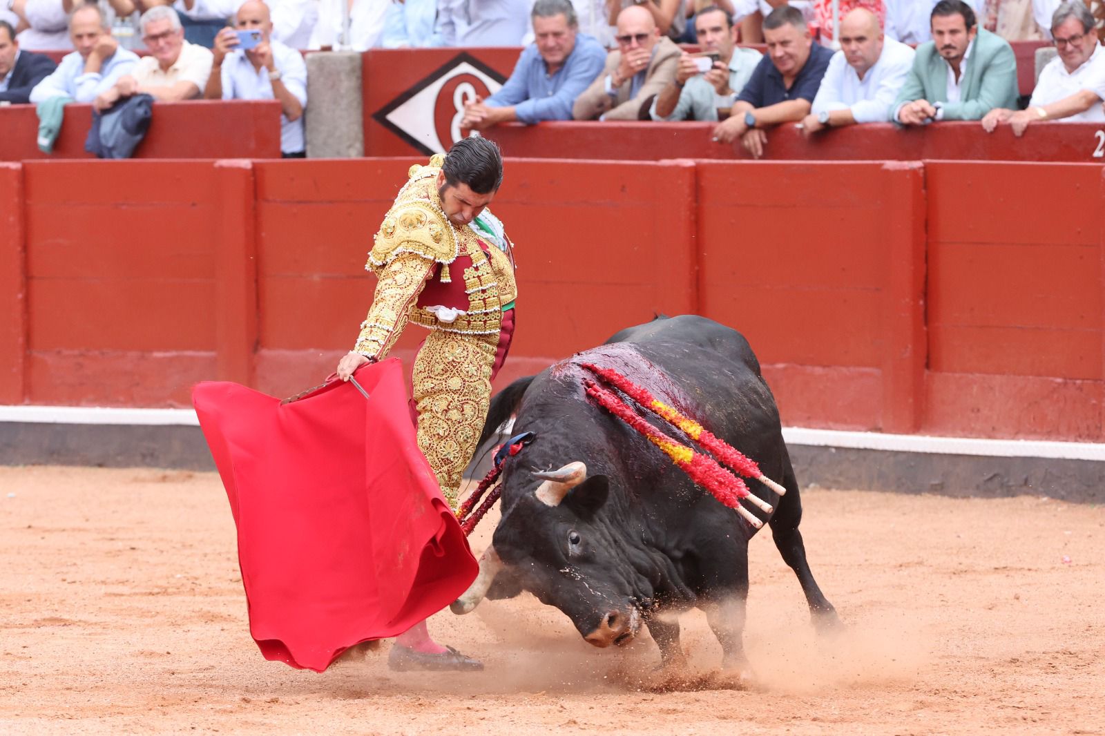 Los toreros salmantinos salen a hombros en un día gris de Morante
