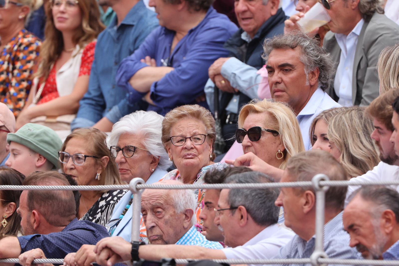 Los toreros salmantinos salen a hombros en un día gris de Morante