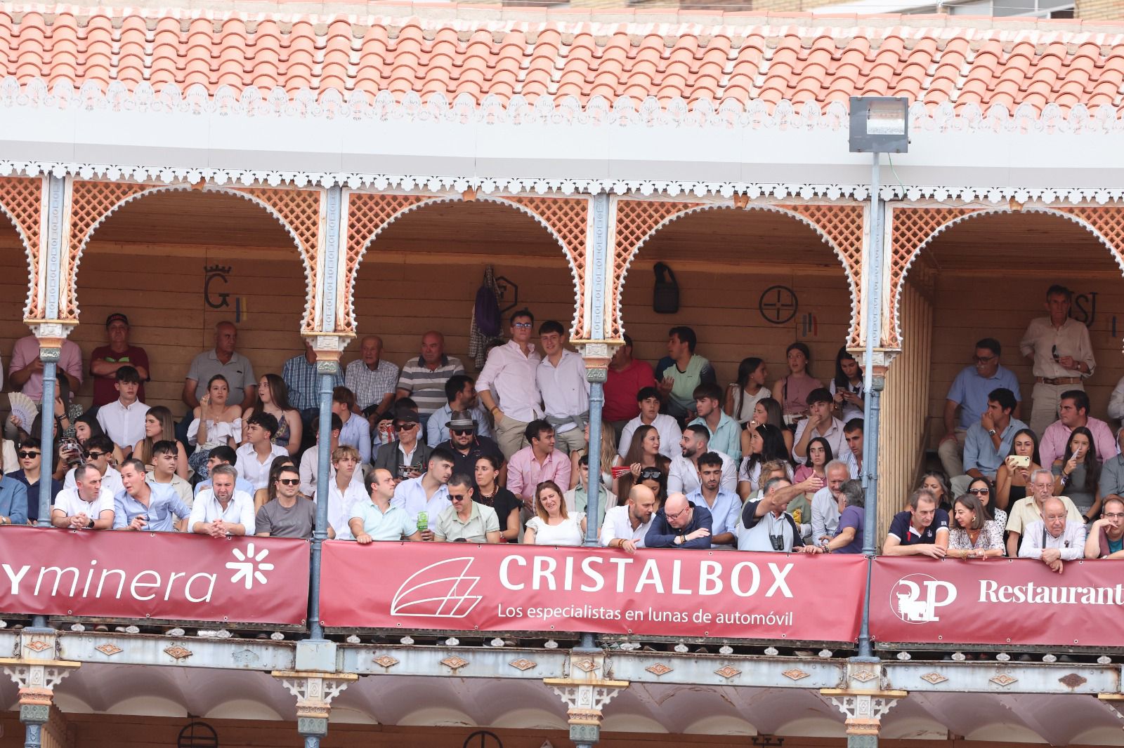 Los toreros salmantinos salen a hombros en un día gris de Morante
