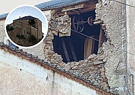 Edificio principal y boquete en su pared por el que se ve la maquinaria.