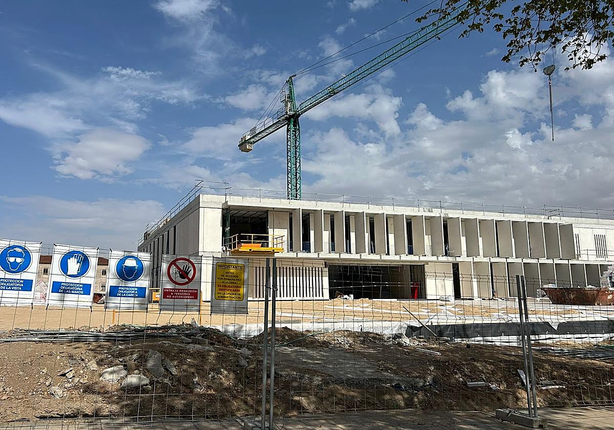 Trabajos en el exterior del edificio, ya totalmente definitivo.