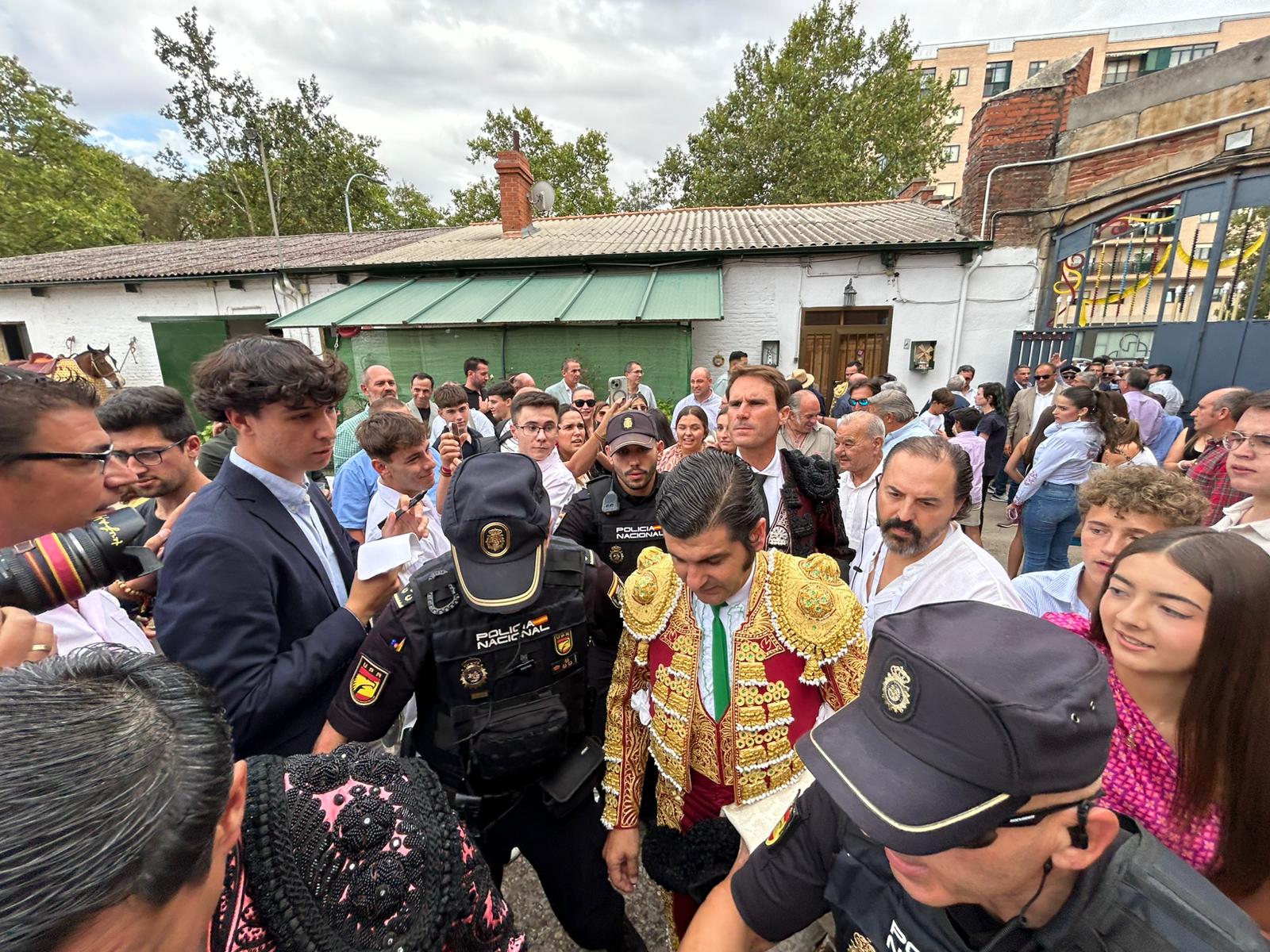 Lleno de caras conocidas en Salamanca para ver a Morante en tarde de &#039;no hay billetes&#039;
