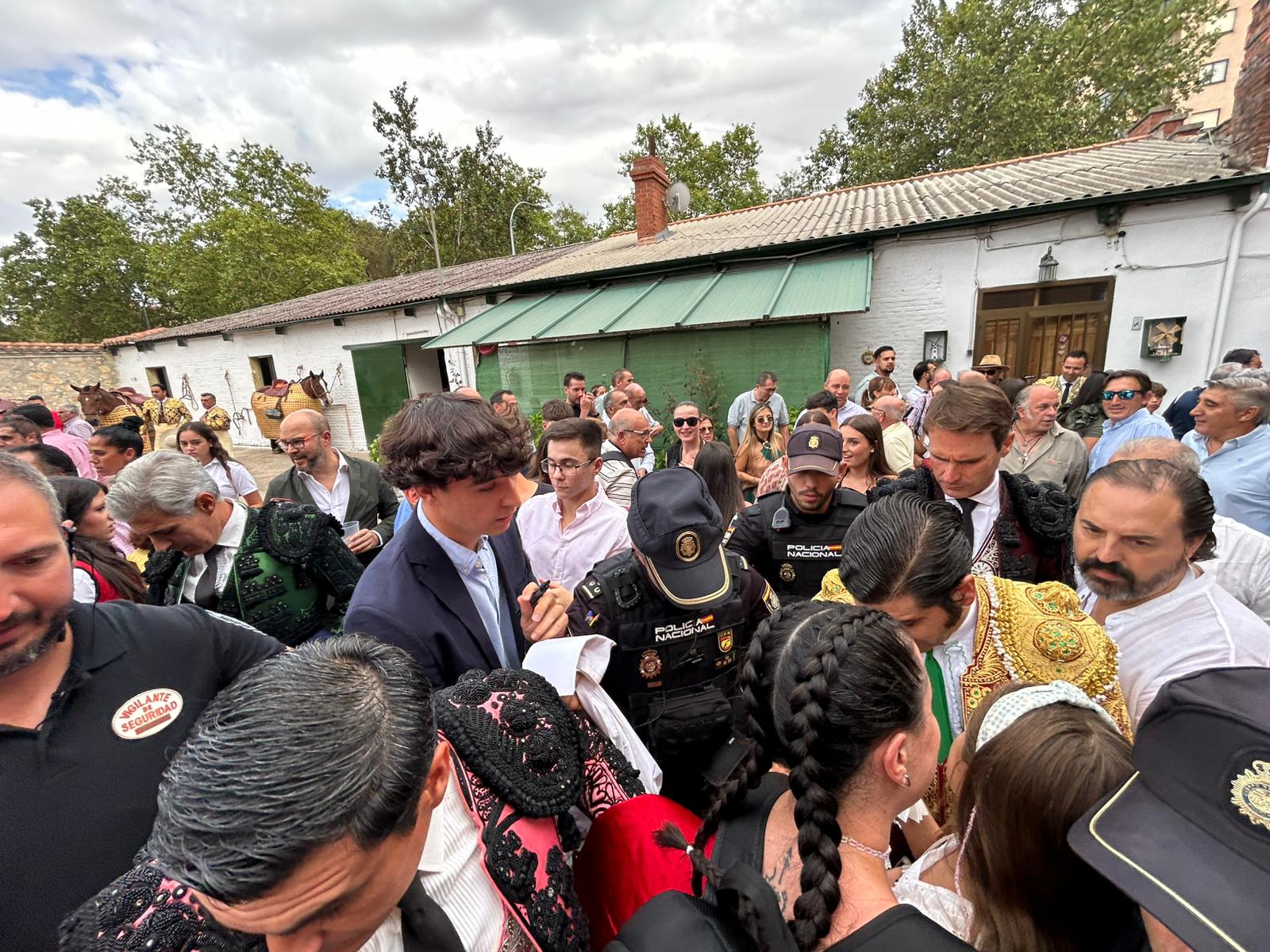 Lleno de caras conocidas en Salamanca para ver a Morante en tarde de &#039;no hay billetes&#039;