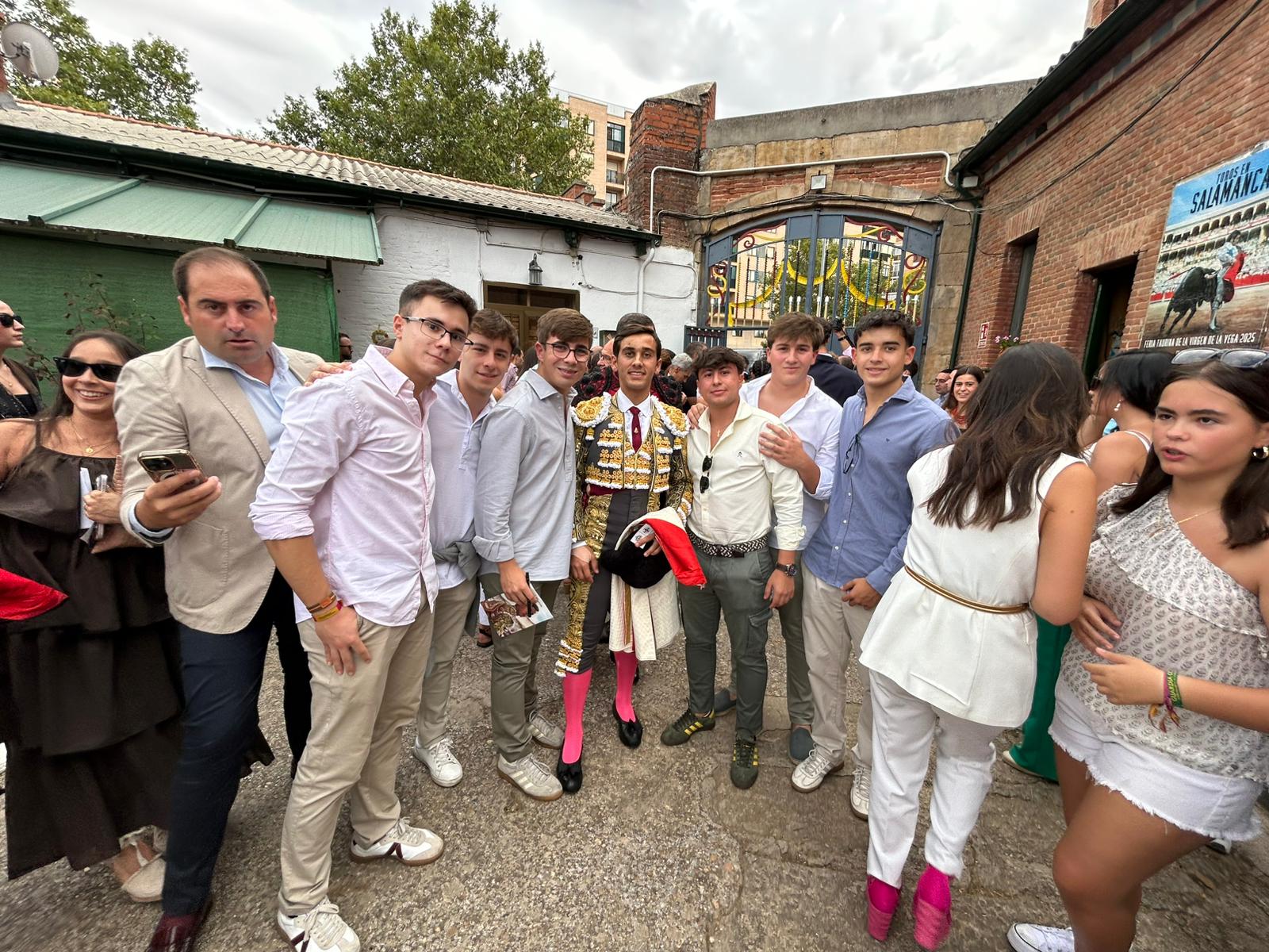 Lleno de caras conocidas en Salamanca para ver a Morante en tarde de &#039;no hay billetes&#039;