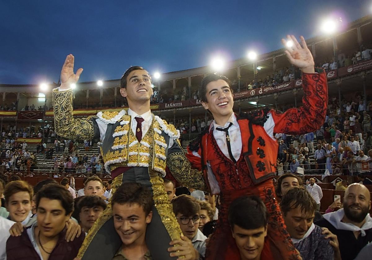 Los toreros salmantinos salen a hombros en un día gris de Morante