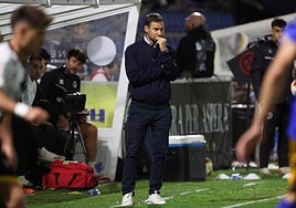 Mario Simón dirige a sus jugadores ante el Avilés