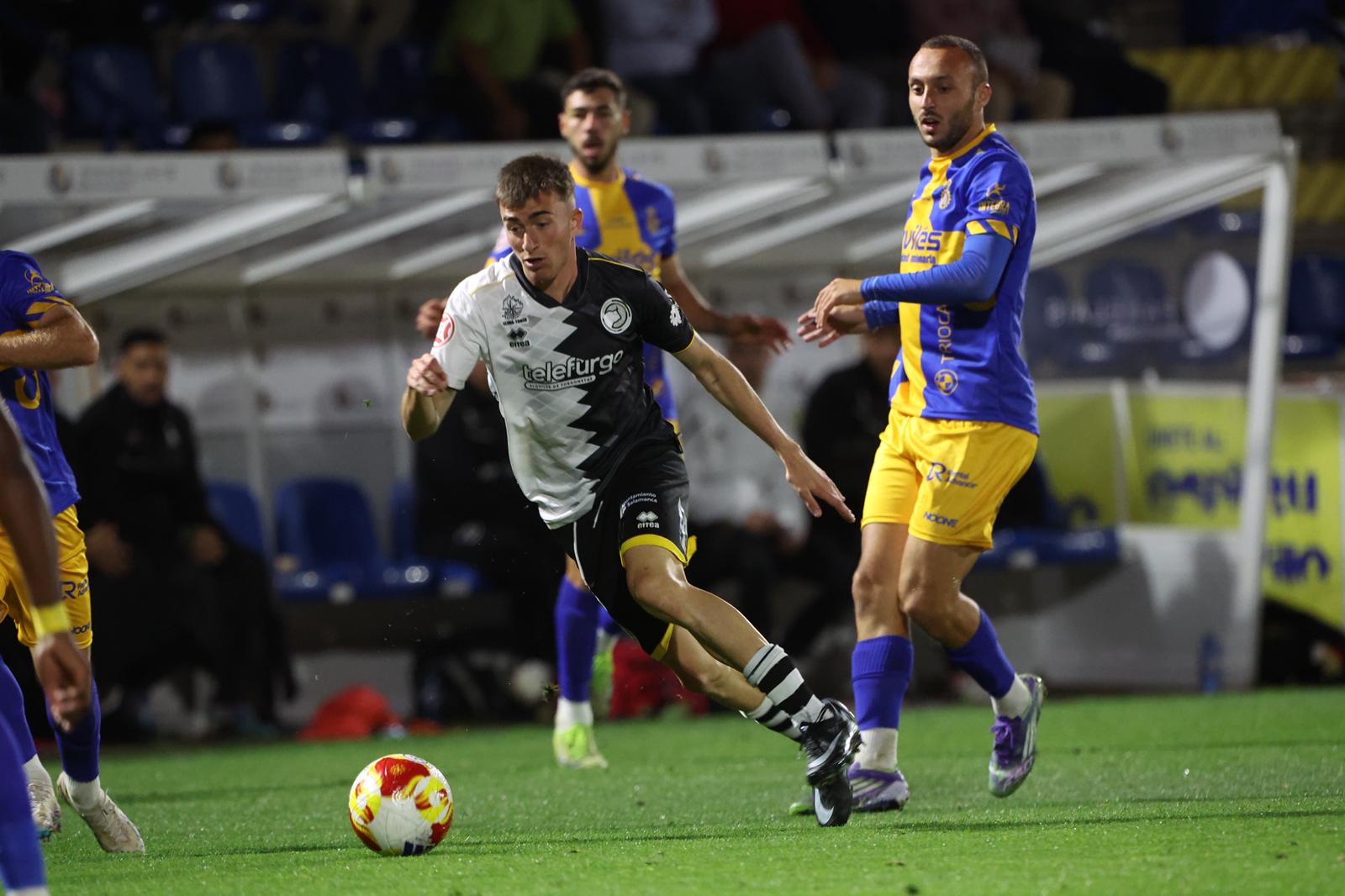 Unionistas remonta al Real Avilés y consigue los tres primeros puntos de la temporada