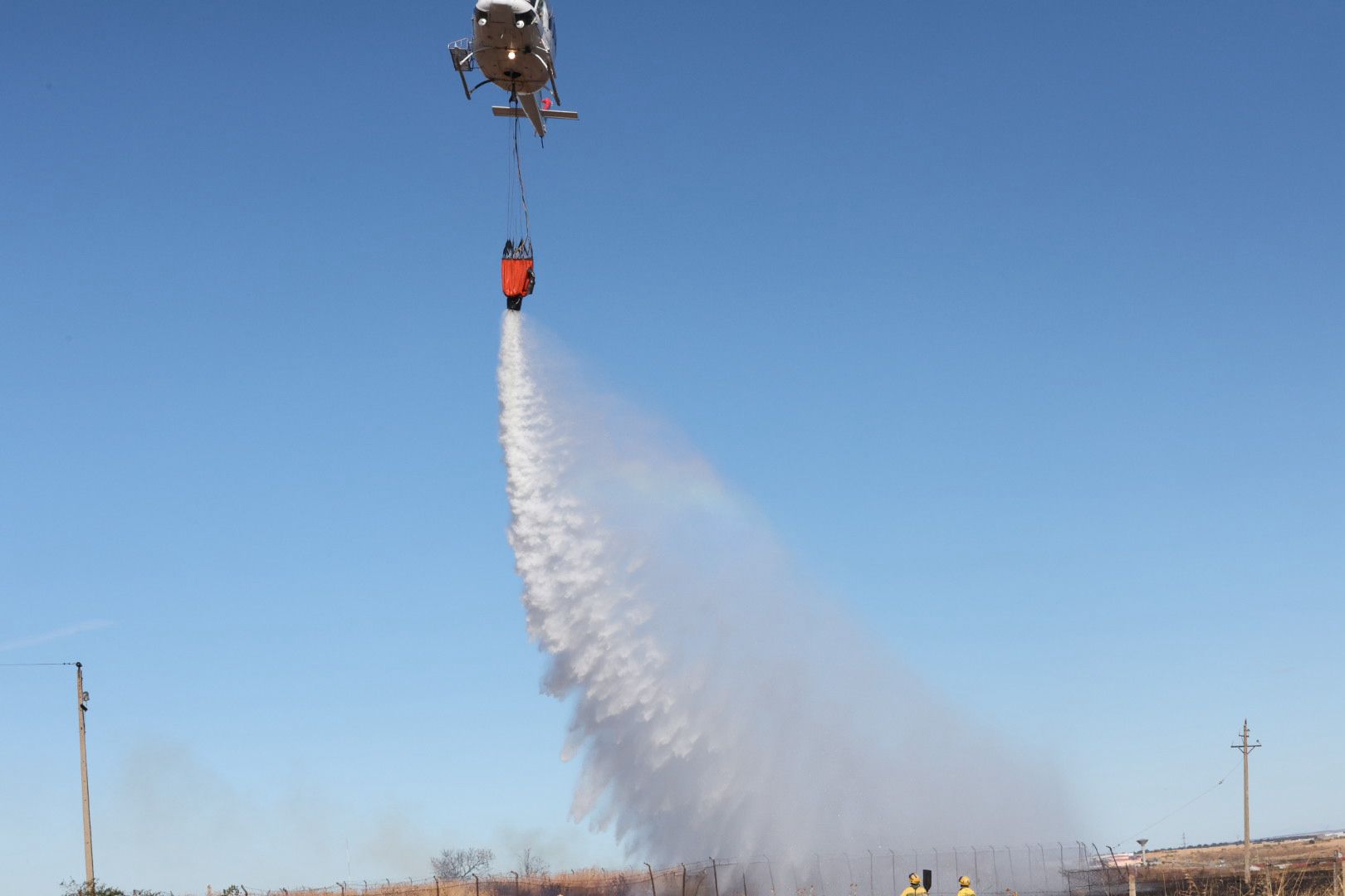 En imágenes, la actuación de los bomberos en Salamanca por un fuego en Vistahermosa