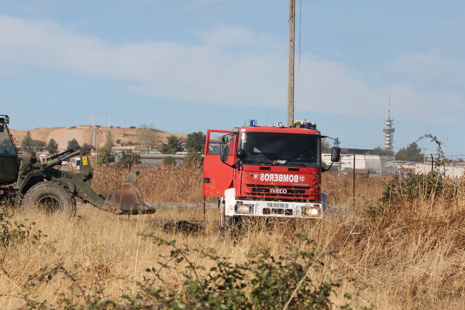En imágenes, la actuación de los bomberos en Salamanca por un fuego en Vistahermosa
