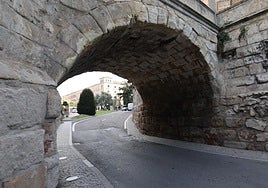 El cambio de tráfico en el centro de Salamanca que elimina un peligroso giro y el daño a un antiguo puente