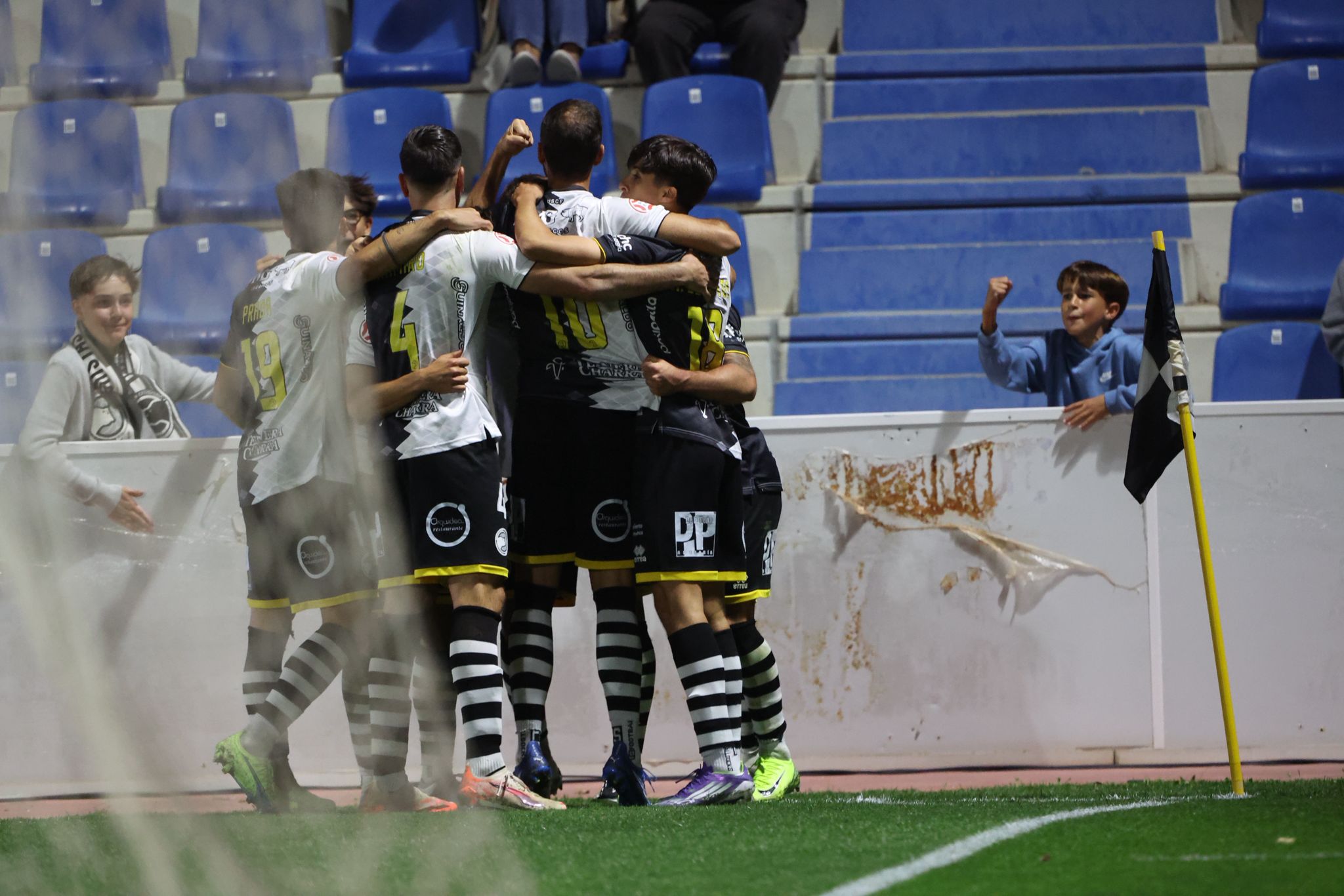 Unionistas remonta al Real Avilés y consigue los tres primeros puntos de la temporada