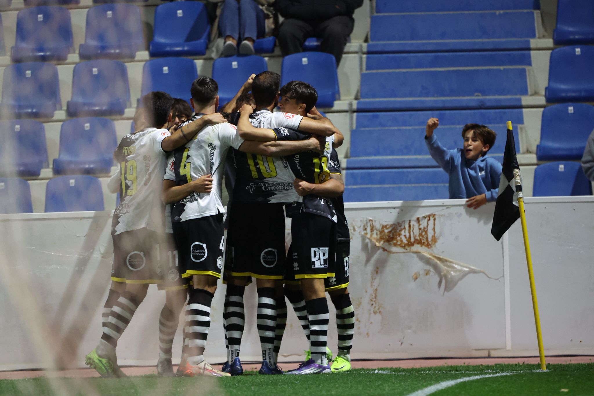Unionistas remonta al Real Avilés y consigue los tres primeros puntos de la temporada