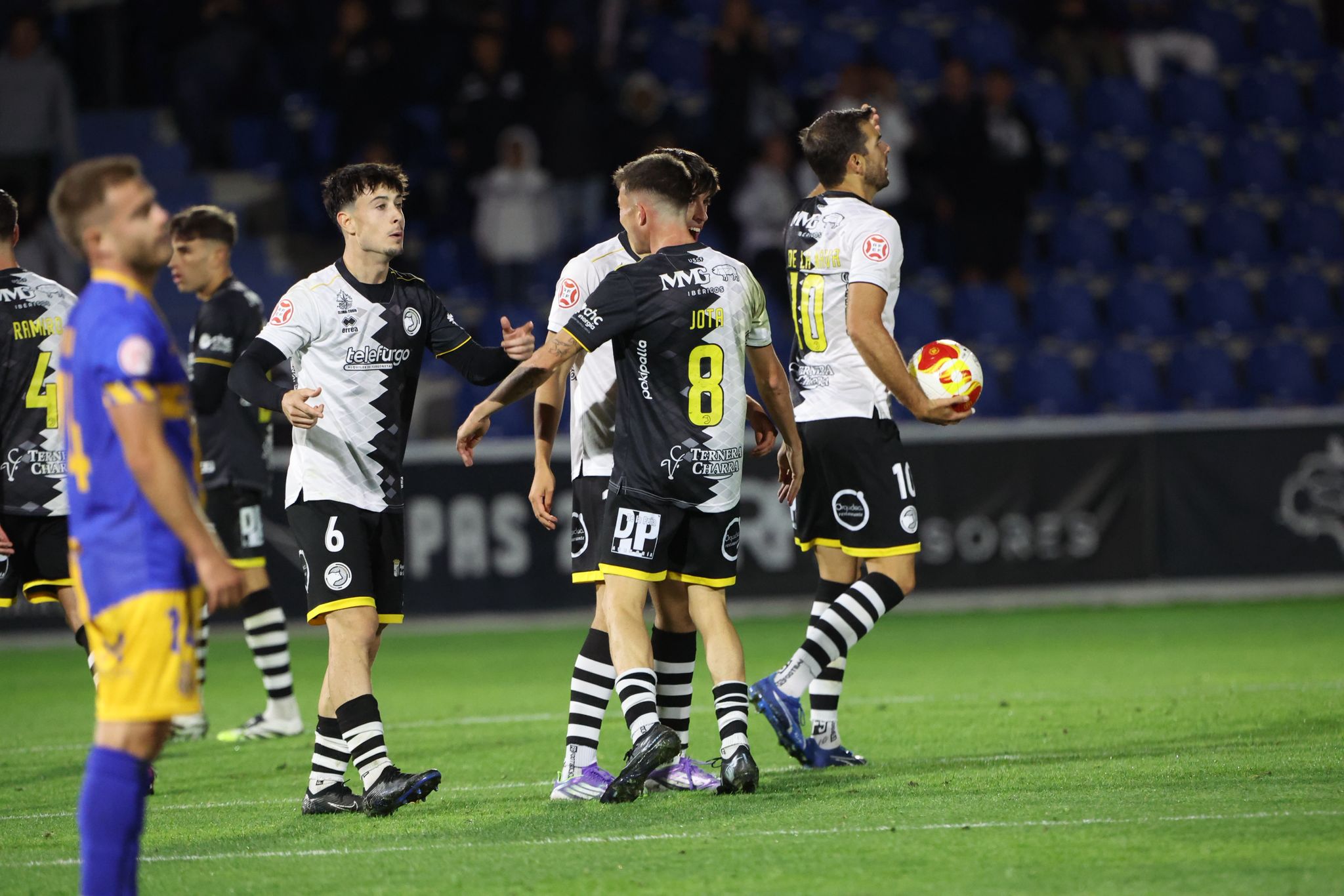 Unionistas remonta al Real Avilés y consigue los tres primeros puntos de la temporada