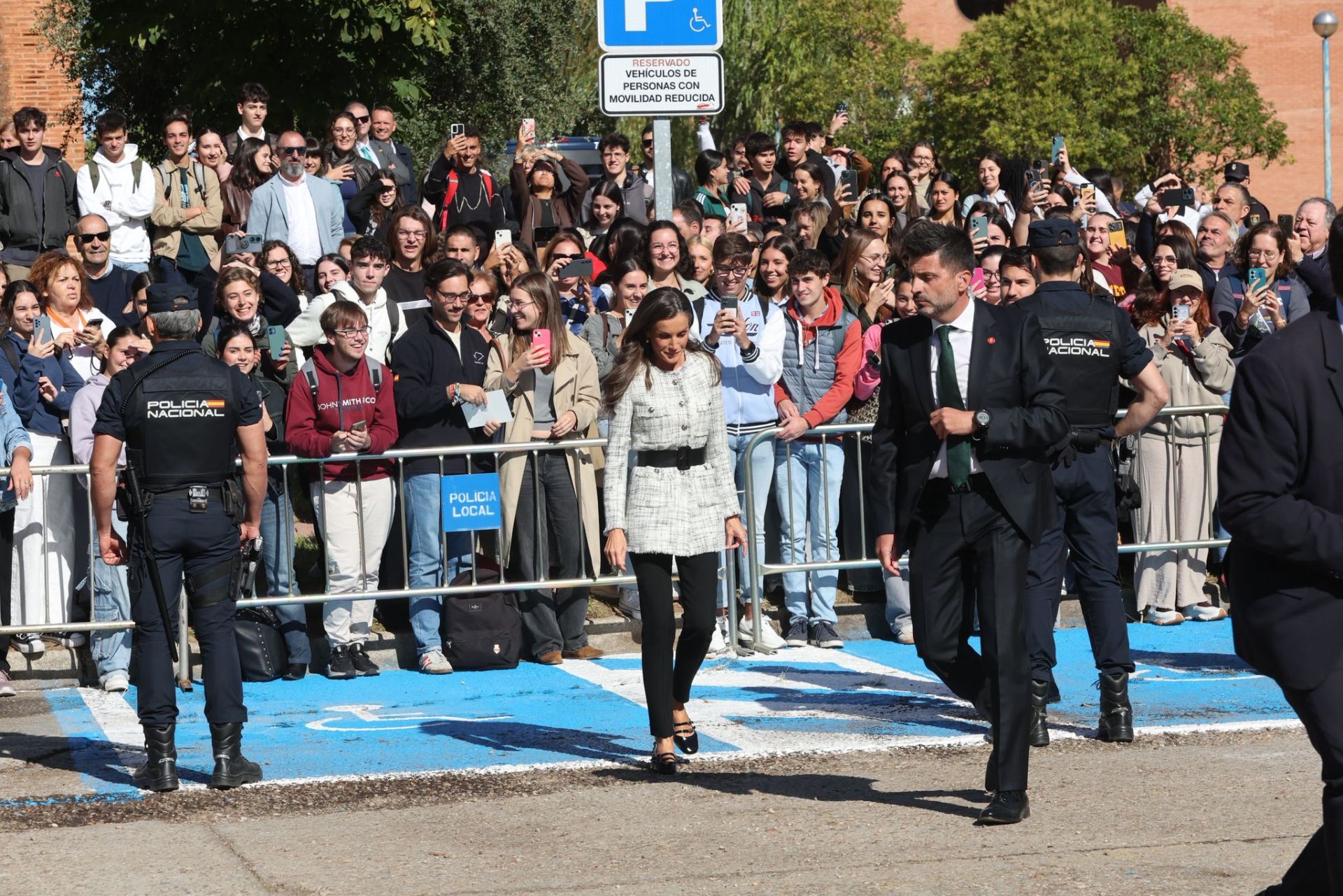 La Reina Letizia visita Salamanca para apoyar la investigación del Cáncer