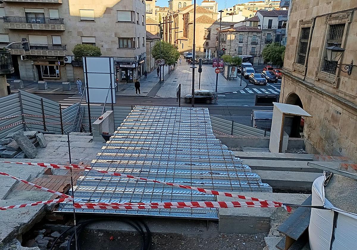 Imagen principal - La pasarela, vista desde arriba hacia la Gran Vía; la pieza metálica une la salida del ascensor con la plaza de la Parra.