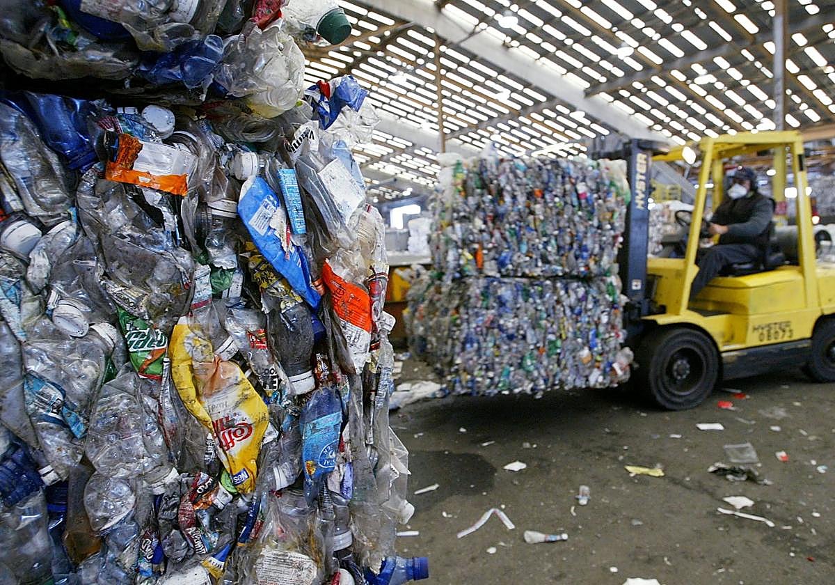 Montacargas mueve botellas de plástico listas para reciclarse.