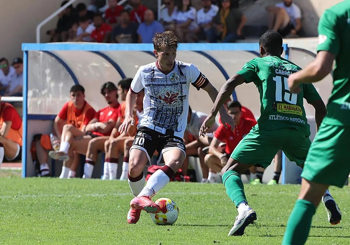 Cristeto, capitán del Salamanca UDS, conduce el balón en el partido ante el Astorga disputado en Las Pistas hace dos semanas.