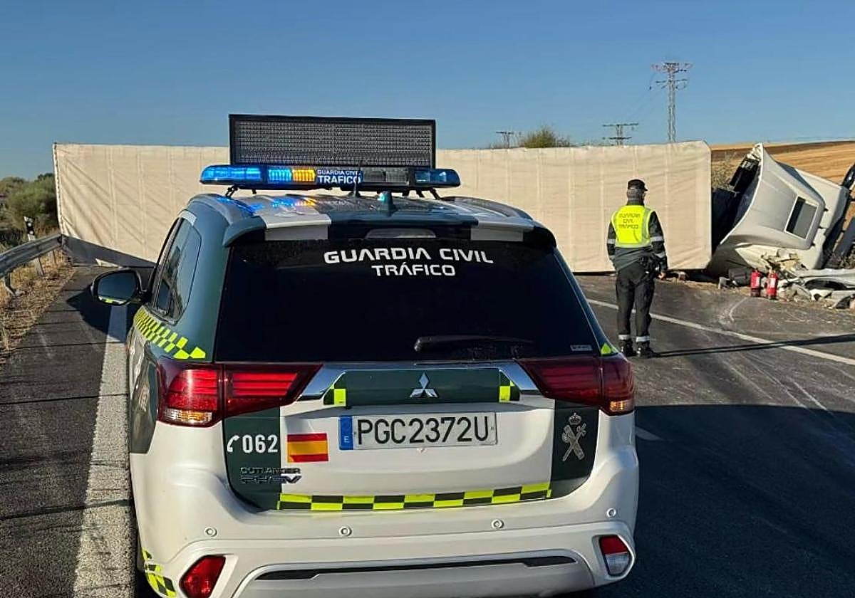 Operativo de tráfico de la Guardia Civil en el lugar del accidente.