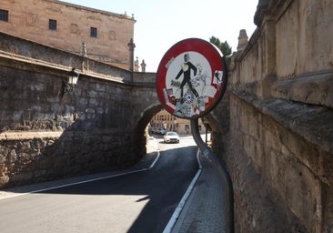 La idea que soluciona dos problemas de tráfico en el centro histórico: cambiar el bus para proteger a peatones y monumentos