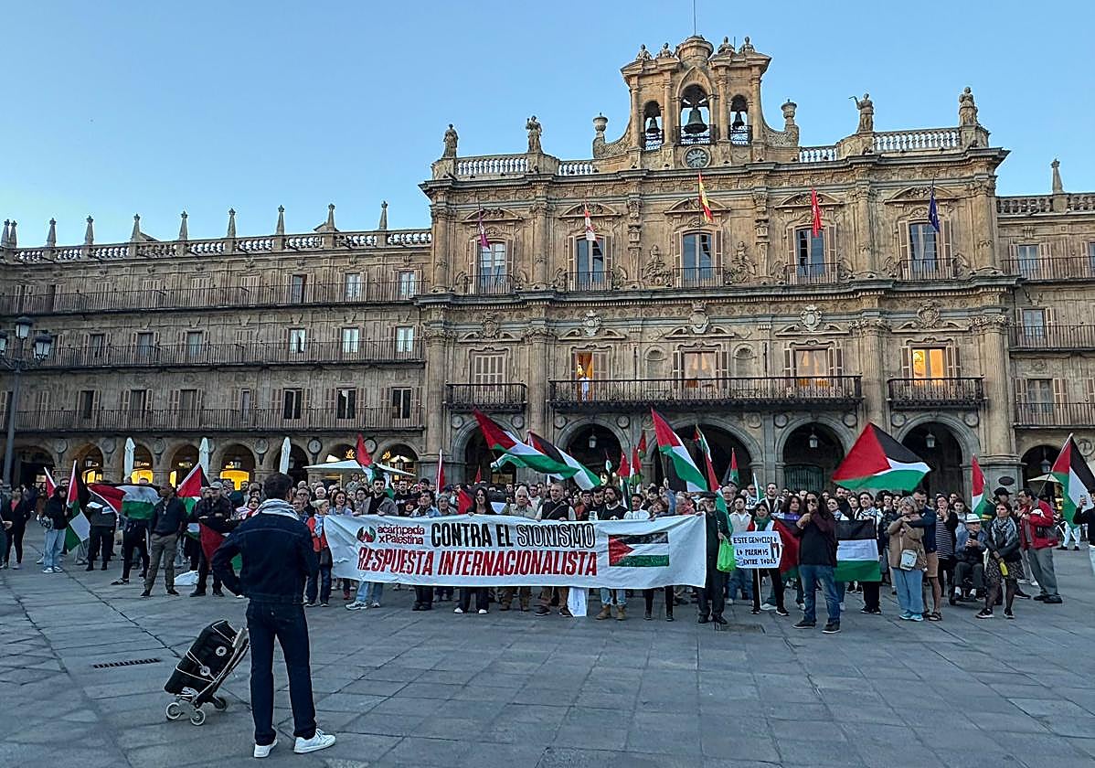 Manifestación a favor de Palestina de la Asamblea Internacionalista de Salamanca en la Plaza Mayor