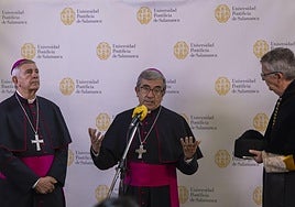 El presidente de la Conferencia Episcopal Española, Luis Argüello; el gran canciller de la Upsa, José Luis Retana; y el rector de la Universidad Pontificia, Santiago García-Jalón de la Lama, en el Claustro de acceso al Aula Magna